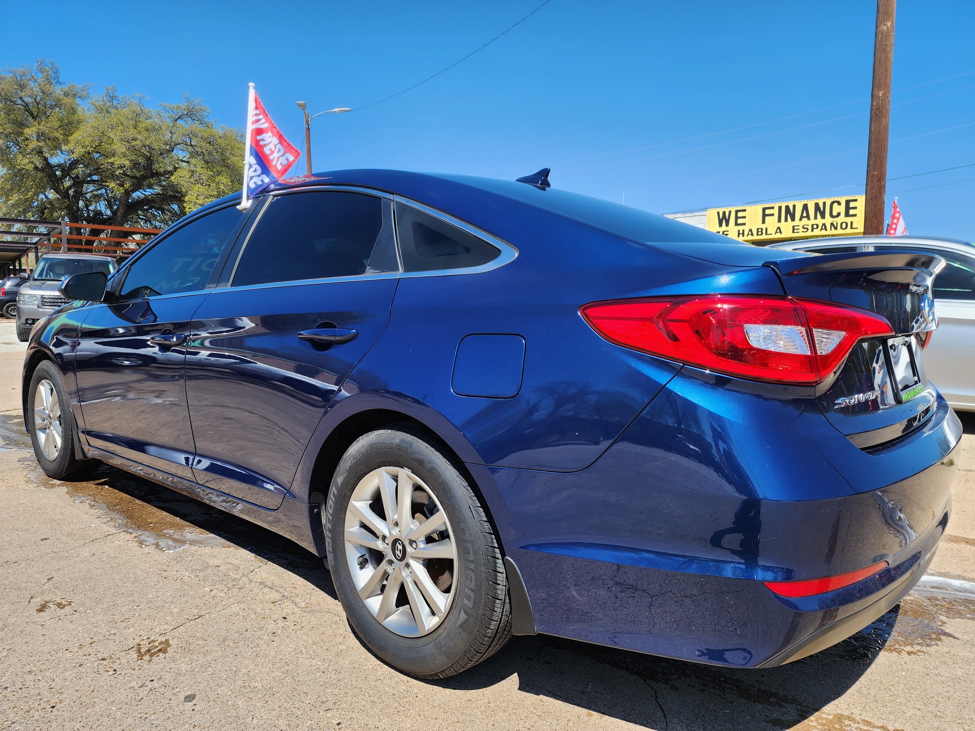 2016 BLUE Hyundai Sonata SE (5NPE24AF8GH) with an 2.4L L4 DOHC 16V engine, 7A transmission, located at 2660 S.Garland Avenue, Garland, TX, 75041, (469) 298-3118, 32.885387, -96.656776 - Welcome to DallasAutos4Less, one of the Premier BUY HERE PAY HERE Dealers in the North Dallas Area. We specialize in financing to people with NO CREDIT or BAD CREDIT. We need proof of income, proof of residence, and a ID. Come buy your new car from us today!! This is a Very clean 2016 HYUNDAI SON - Photo #5